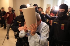 Unter internationalem Medieninteresse wird der angeklagte „Foltergeneral“ aus der U-Haft ...