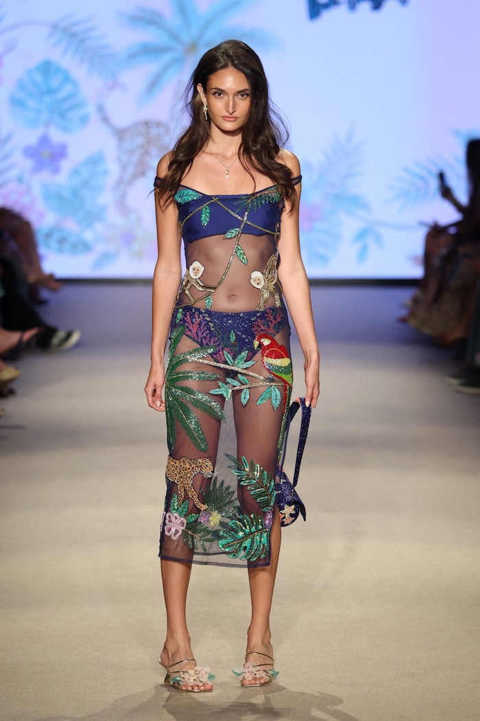 Im Trend: Transparente Strandkleider
