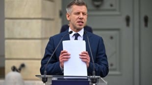 Schreiduelle während der Pressekonferenz von Péter Magyar vor dem Präsidentenpalast: ...
