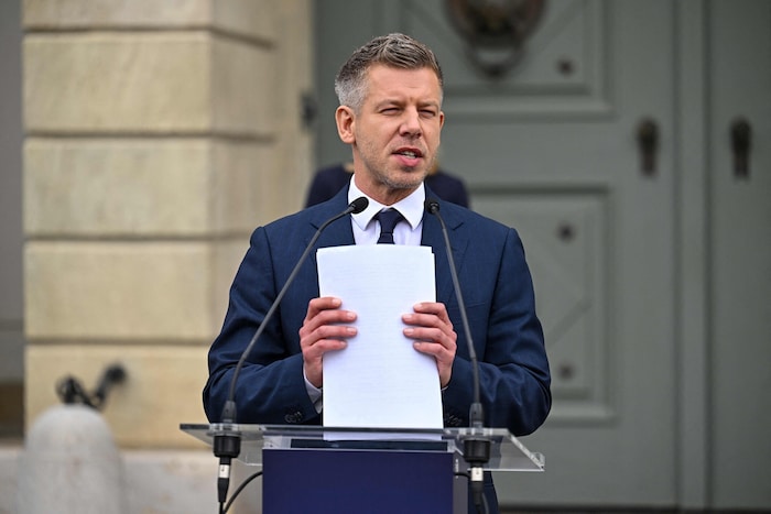Schreiduelle während der Pressekonferenz von Péter Magyar vor dem Präsidentenpalast: ...