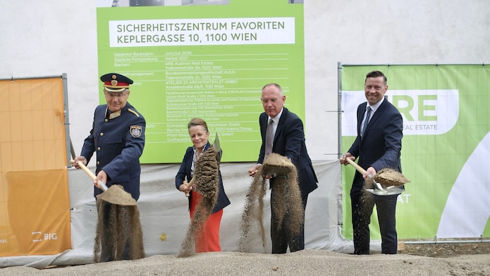 Landespolizeivizepräsident Franz Eigner, Christine Dornaus (ARE), Innenminister Gerhard Karner ...