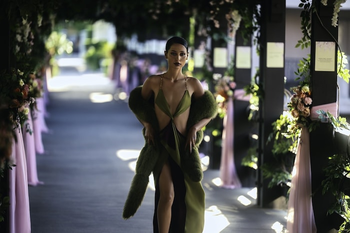 Alexa Demi im grünen Cut-Out-Kleid