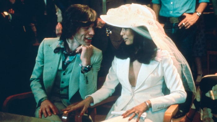 Als Style-Vorbild für Dua Lipa soll der Hochzeitslook von Bianca Jagger gedient haben.