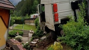 Der Lkw kam knapp vor der Hausmauer zum Stillstand.