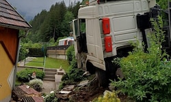 Der Lkw kam knapp vor der Hausmauer zum Stillstand.