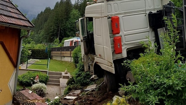 Der Lkw kam knapp vor der Hausmauer zum Stillstand.