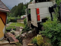 Der Lkw kam knapp vor der Hausmauer zum Stillstand.