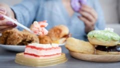 Wer mit Binge-Eating kämpft, hat regelrechte Fressanfälle und schaufelt nicht nur Süßes in sich ...
