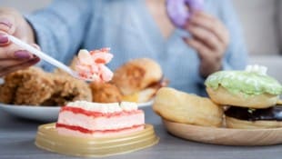 Wer mit Binge-Eating kämpft, hat regelrechte Fressanfälle und schaufelt nicht nur Süßes in sich ...