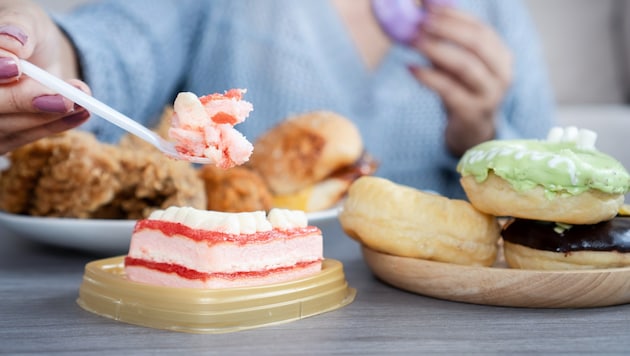 Wer mit Binge-Eating kämpft, hat regelrechte Fressanfälle und schaufelt nicht nur Süßes in sich ...