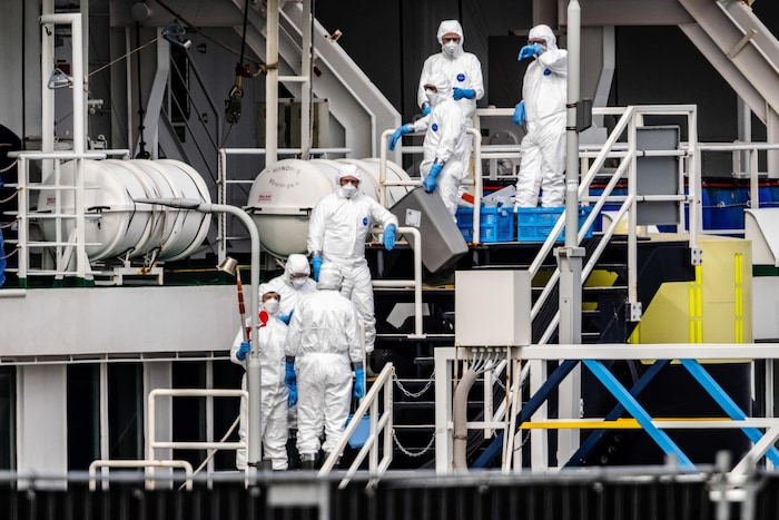 Die Reinigungskräfte trugen bei der Arbeit Schutzmontur.