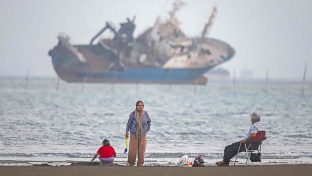 Iraner an einem Strand an der Straße von Hormuz