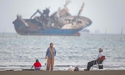 Iraner an einem Strand an der Straße von Hormuz