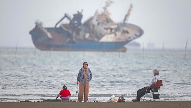 Iraner an einem Strand an der Straße von Hormuz