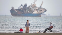 Iraner an einem Strand an der Straße von Hormuz