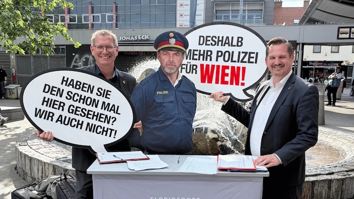 Die SPÖ-Bezirksvorsteher Georg Papai (Floridsdorf) und Marcus Franz (Favoriten) sammeln ...