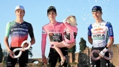 Bild für die Geschichtsbücher: Gall (l.) mit Sieger Vingegaard und Hindley am Giro-Podium.