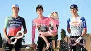 Bild für die Geschichtsbücher: Gall (l.) mit Sieger Vingegaard und Hindley am Giro-Podium.