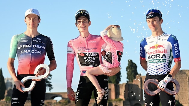 Bild für die Geschichtsbücher: Gall (l.) mit Sieger Vingegaard und Hindley am Giro-Podium.