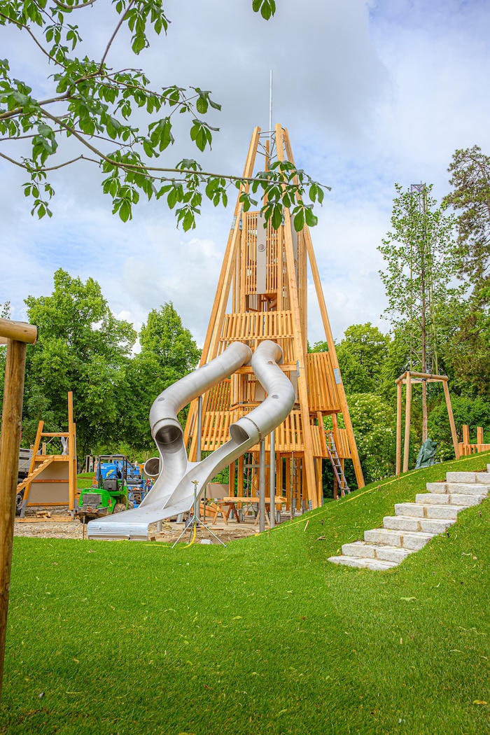 Der 18 Meter hohe Rutschturm ist eine der Attratkionen im neuen Volksgarten.
