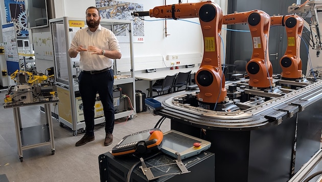 Studiengangsleiter Ali Aburaia von der FH Technikum Wien empfing die „Krone“ im mit ...