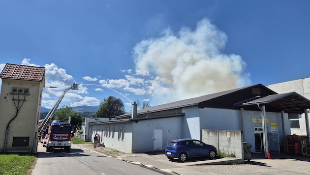 Über 200 Einsatzkräfte der Feuerwehr kämpfte gegen den Brand an – zwei Florianis wurden dabei ...