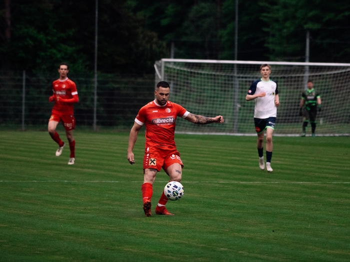 Marcel Föger (m.) führt mit 19 Toren die Torschützenliste der Liga an.