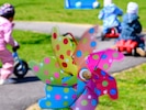Bei unentschuldigtem Fernbleiben oder verspätetem Abholen aus der Kinderbetreuung müssen Eltern ...