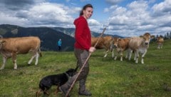 Melanie Affenberger zeigt vor, wie man sich richtig verhält und einen Hund führt.