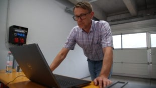 Christian Simon überwachte vor Ort die Daten am Laptop.