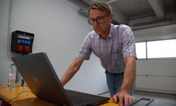Christian Simon überwachte vor Ort die Daten am Laptop.