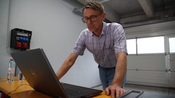 Christian Simon überwachte vor Ort die Daten am Laptop.