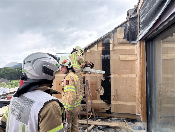 Die Feuerwehr verschaffte sich Zugang zum Brandherd.