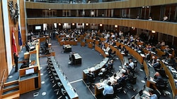 Mitarbeiterinnen und Mitarbeiter des Parlaments stehen nicht unter Beobachtung des ...