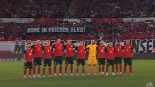 Das ÖFB-Team hielt eine Schweigeminute für den verstorbenen Alexander Manninger ab.
