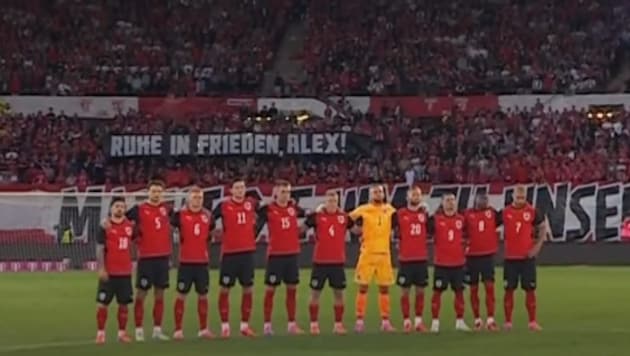 Das ÖFB-Team hielt eine Schweigeminute für den verstorbenen Alexander Manninger ab.