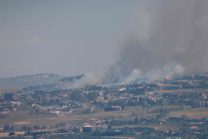 Nach israelischen Angriffen steigt am Montag Rauch über einer Ortschaft im Südlibanon auf.