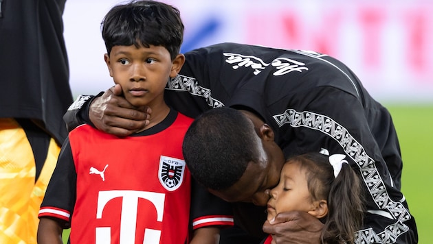 David Alaba lief vor dem Tunesien-Spiel mit seinen Kindern ein.