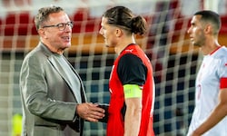 Teamchef Ralf Rangnick (li.) klatschte mit Marcel Sabitzer ab.