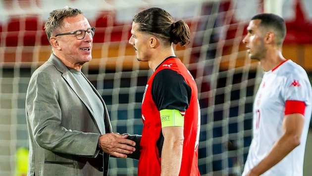 Teamchef Ralf Rangnick (li.) klatschte mit Marcel Sabitzer ab.