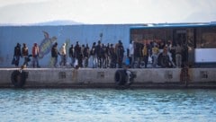 Von der griechischen Küstenwache gerettete Migranten auf Kreta – der neue Asylpakt soll für eine ...