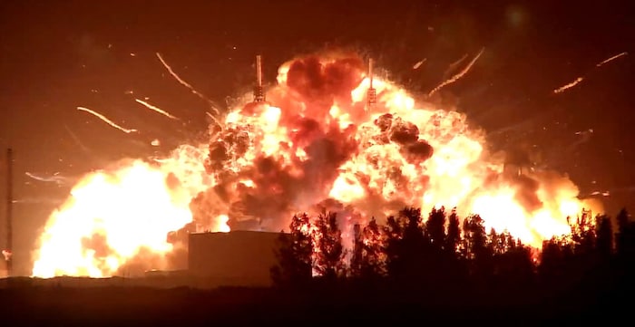 In einer gigantischen Explosion löste sich die Rakete von Blue Origin buchstäblich in Rauch auf.