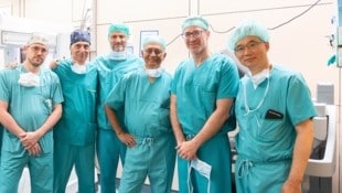 slk_photo/Sebastian Kreuzberger Österreichische Chirurgen lernen die neue OP-Methode von Dr. Menon. (Von links nach rechts: ...
