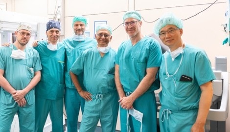 Österreichische Chirurgen lernen die neue OP-Methode von Dr. Menon. (Von links nach rechts: ...