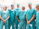 Österreichische Chirurgen lernen die neue OP-Methode von Dr. Menon. (Von links nach rechts: ...