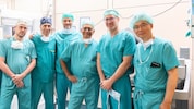 Österreichische Chirurgen lernen die neue OP-Methode von Dr. Menon. (Von links nach rechts: ...