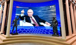 Russlands Machthaber Wladimir Putin (hier beim St. Petersburger Wirtschaftsforum 2025) gerät ...