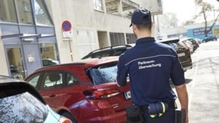 Parksheriff überprüft auch Parkscheine.