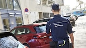 Parksheriff überprüft auch Parkscheine.