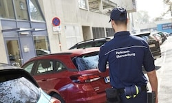 Parksheriff überprüft auch Parkscheine.